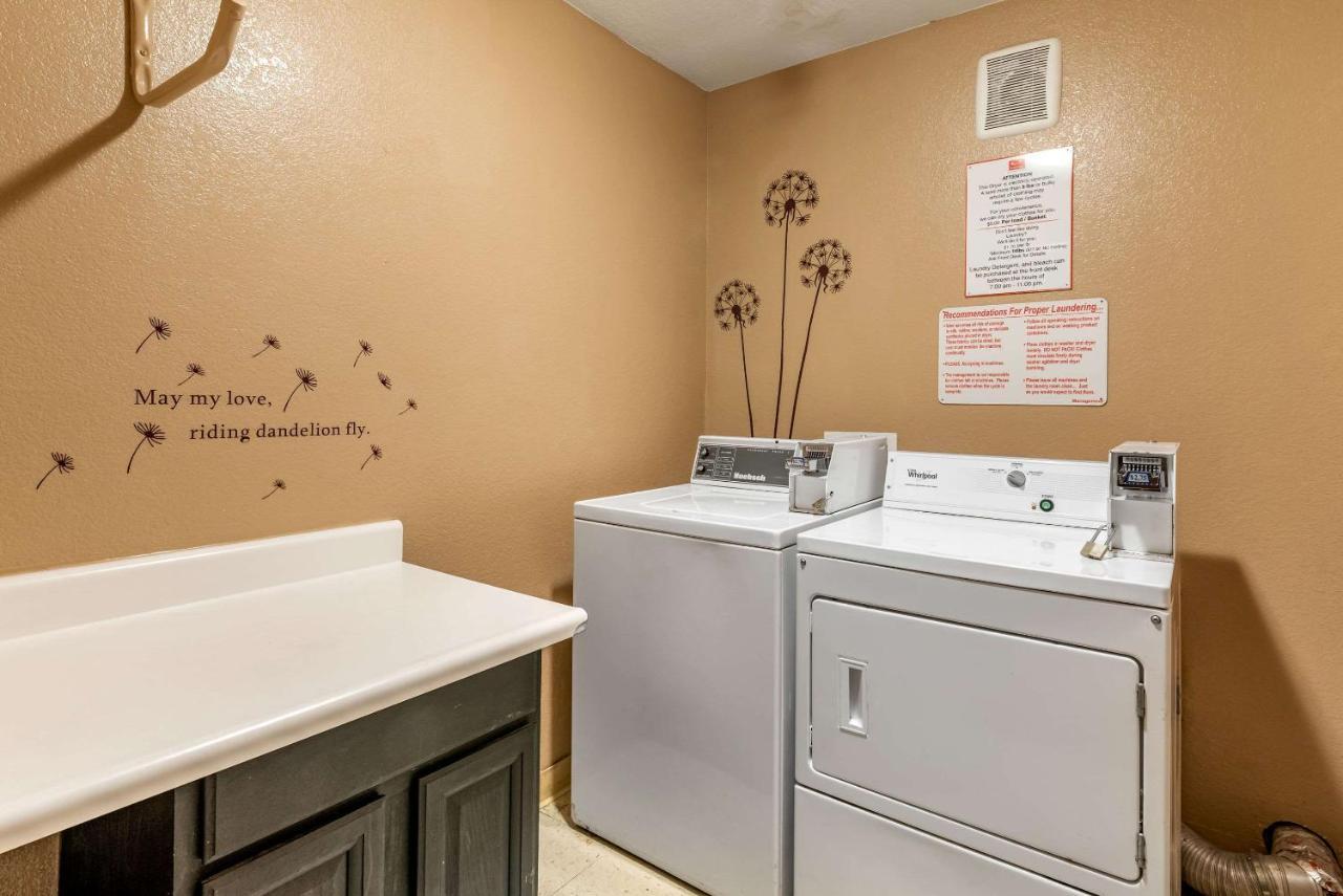 Econo Lodge Pueblo Buitenkant foto