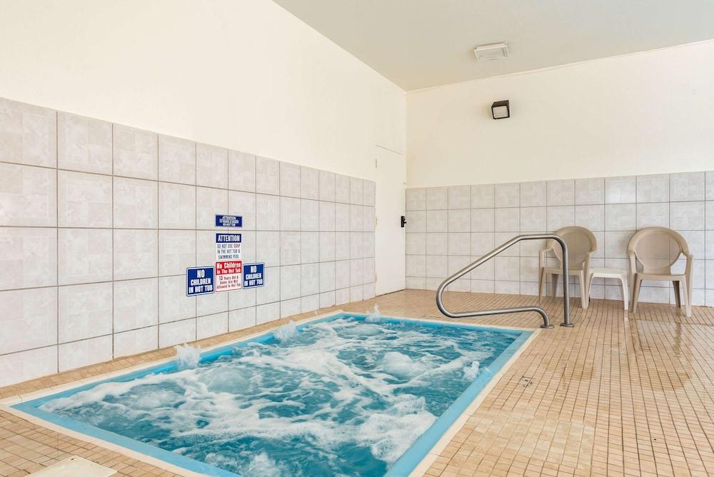 Econo Lodge Pueblo Buitenkant foto