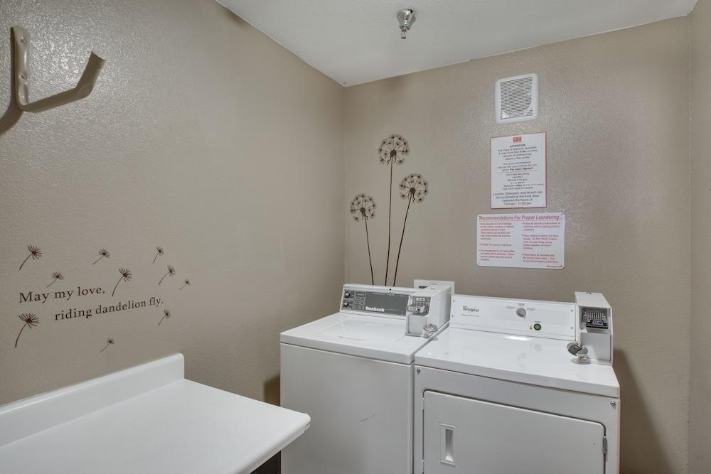 Econo Lodge Pueblo Buitenkant foto