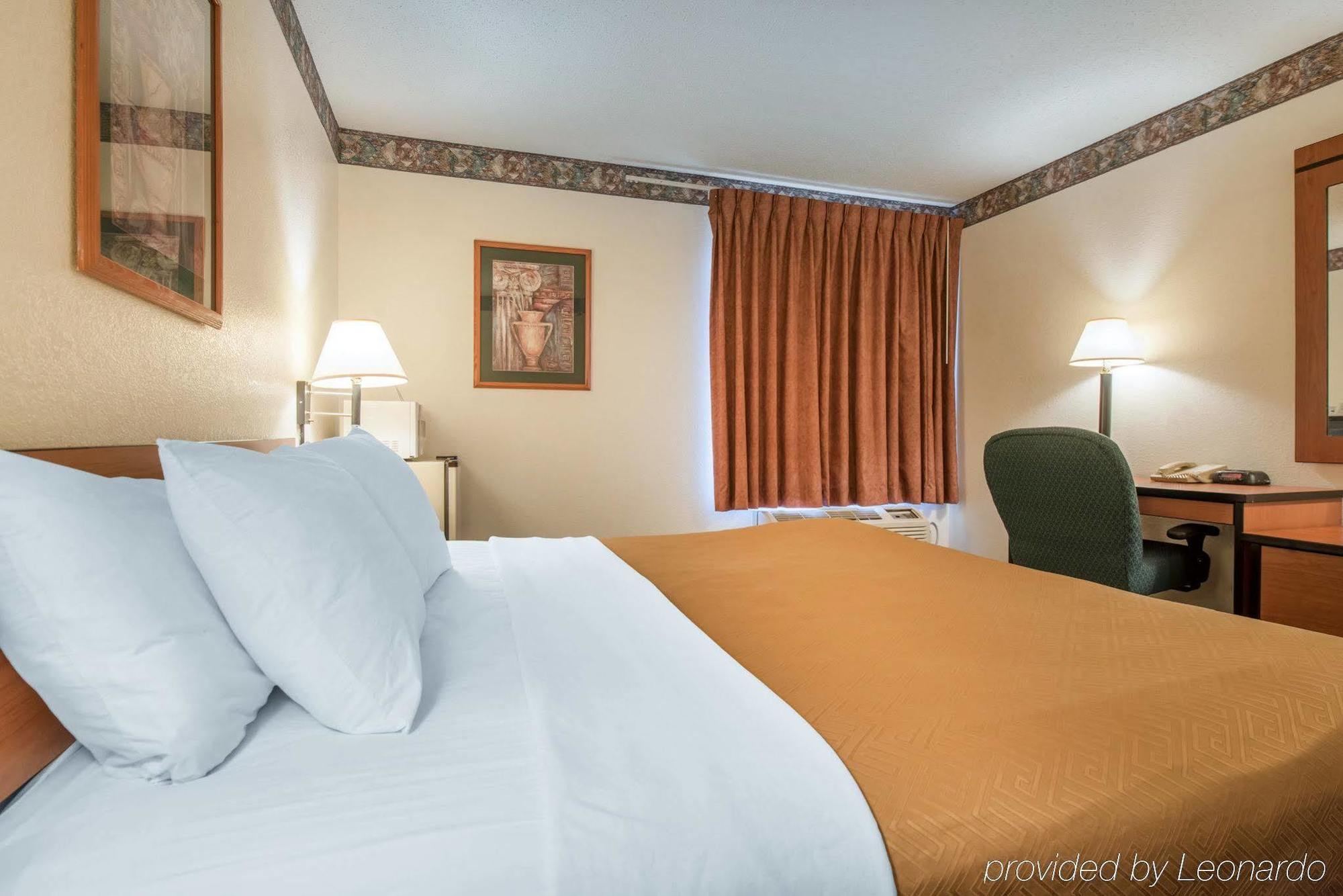 Econo Lodge Pueblo Buitenkant foto