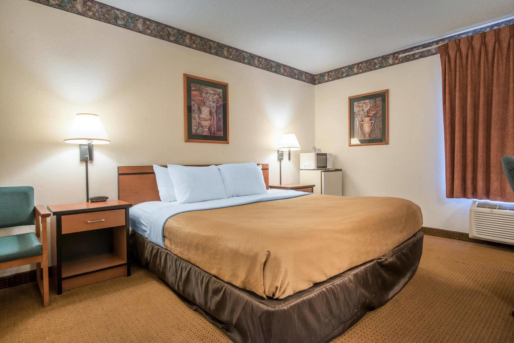 Econo Lodge Pueblo Buitenkant foto