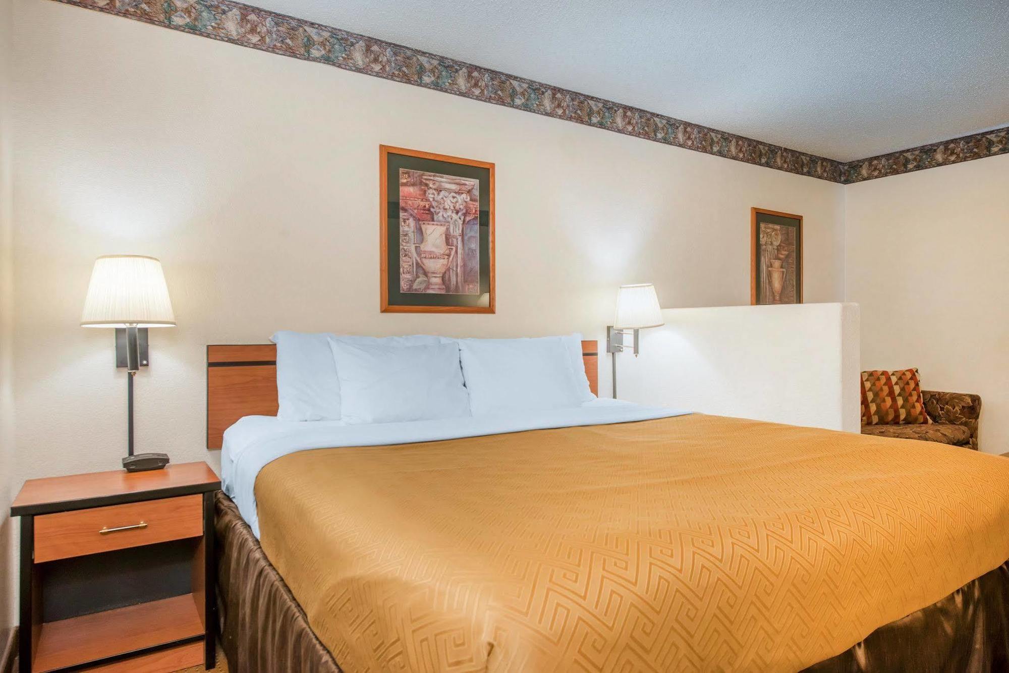 Econo Lodge Pueblo Buitenkant foto
