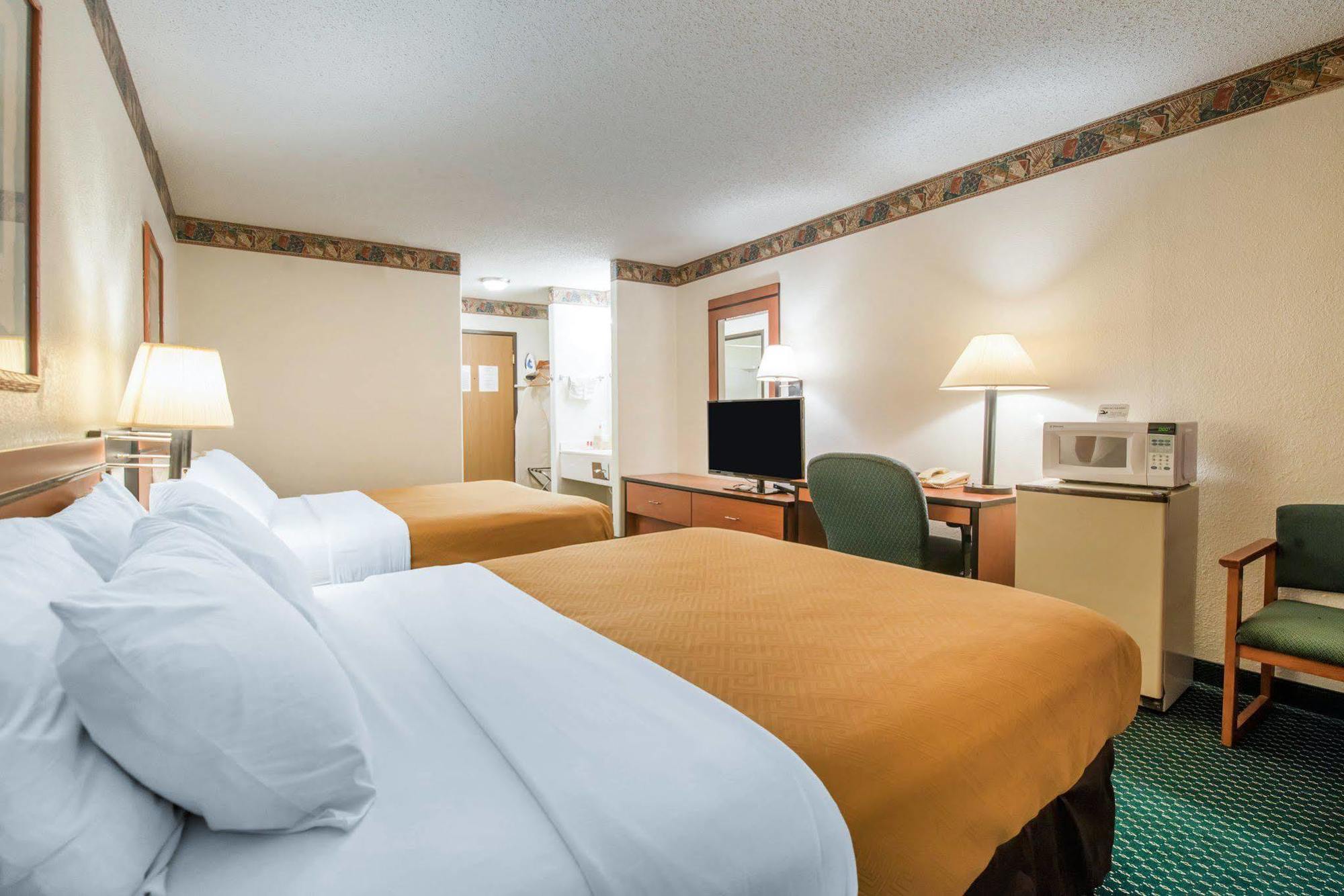 Econo Lodge Pueblo Buitenkant foto