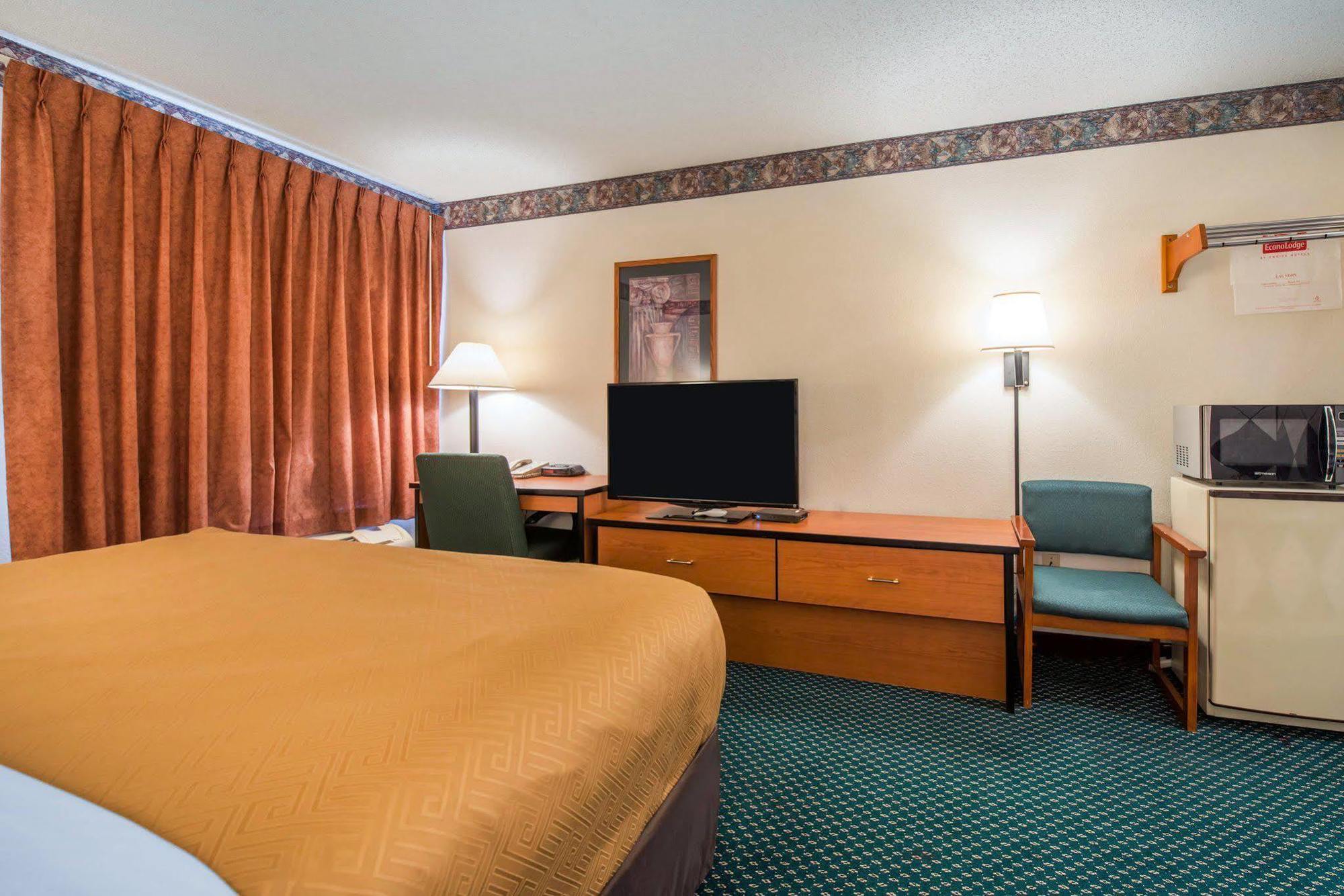 Econo Lodge Pueblo Buitenkant foto